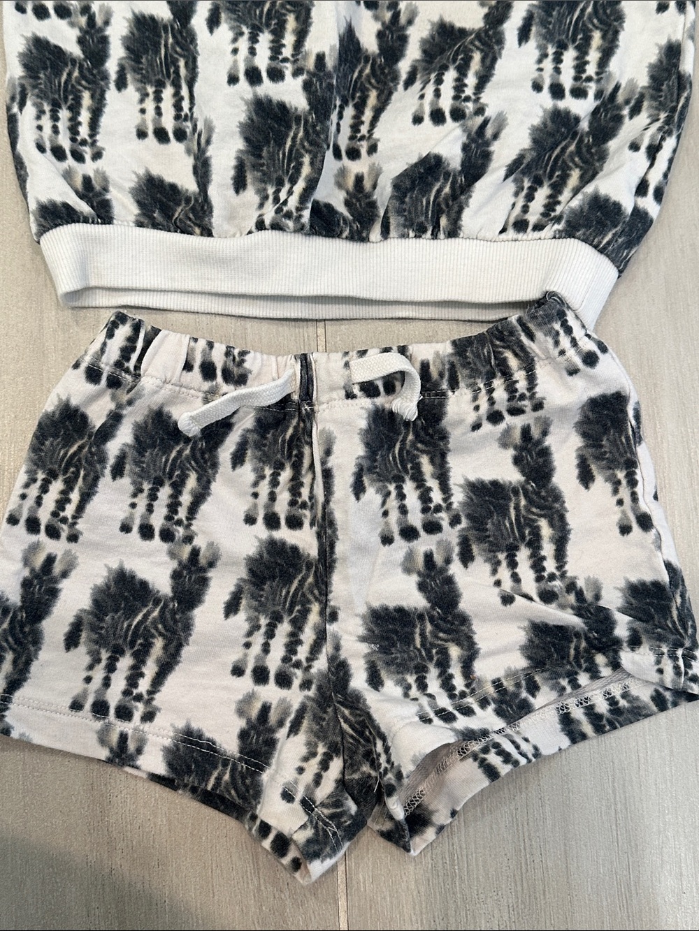 H&M x Rop Van Mierlo Baby 9M Zebra Tie-Dye Two-Piece Sweatshirt & Shorts Set - Picture 6 of 8